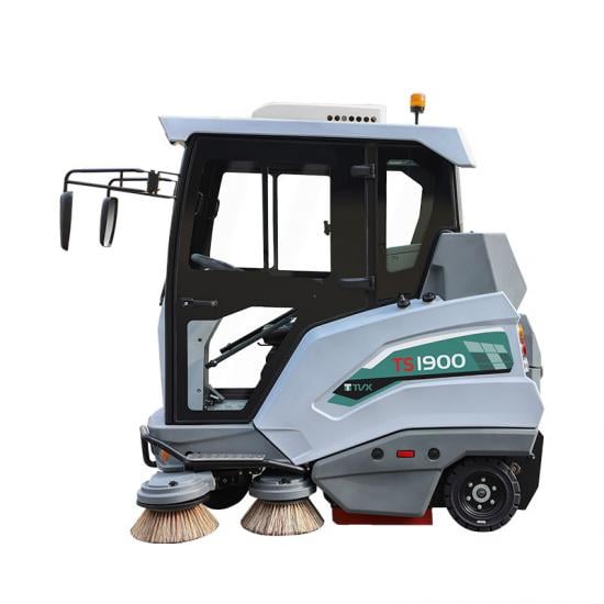 Battery-powered floor sweeper machine TS1900 with operator