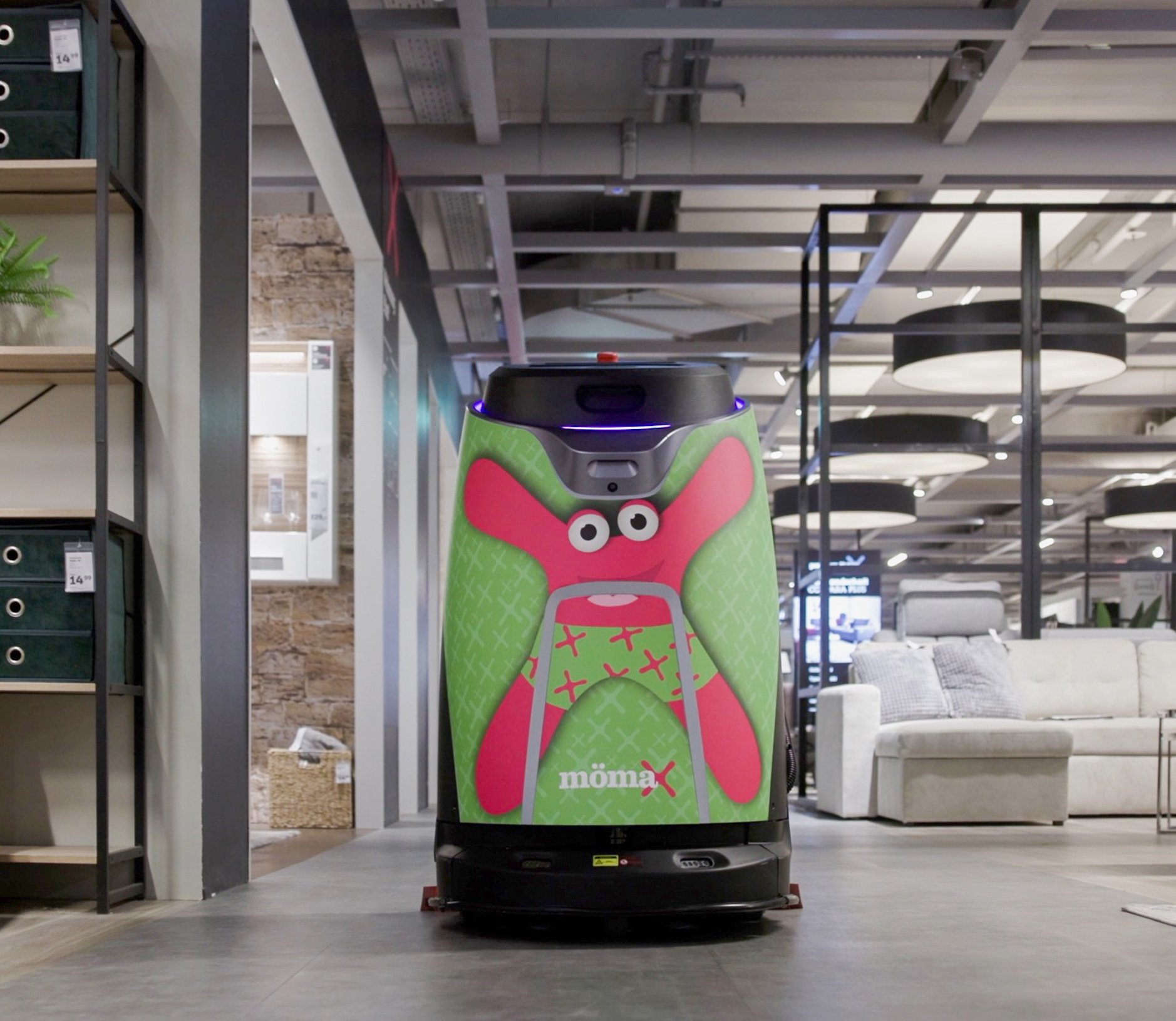 Mömax store cleaning robot